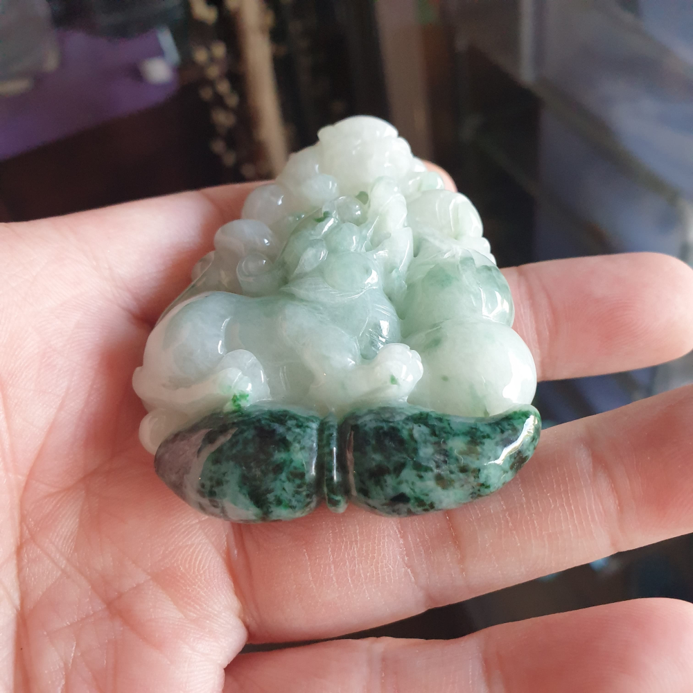 逸品軒~天然緬甸玉A貨-R2109-細糯飄花子母貔貅墜子 長64.7mm寬50mm厚16.2mm 雙面精雕，雕工精細。-細節圖4