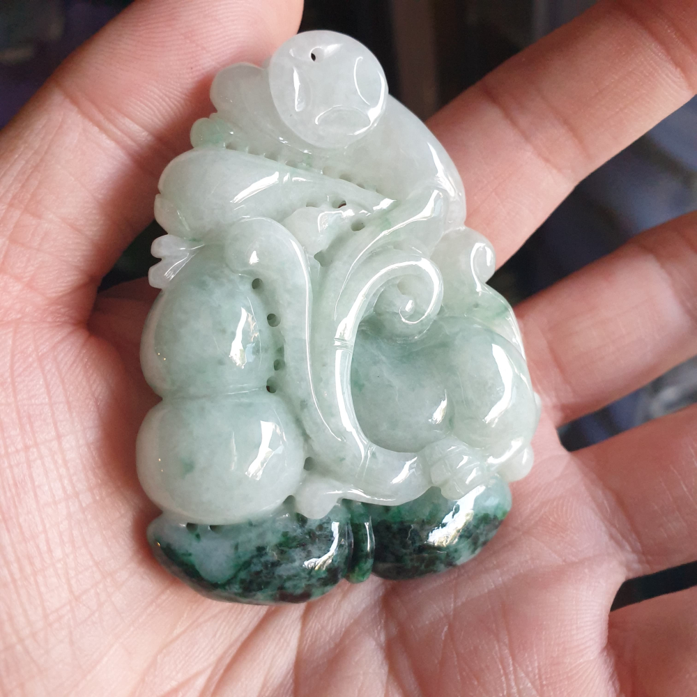 逸品軒~天然緬甸玉A貨-R2109-細糯飄花子母貔貅墜子 長64.7mm寬50mm厚16.2mm 雙面精雕，雕工精細。-細節圖5