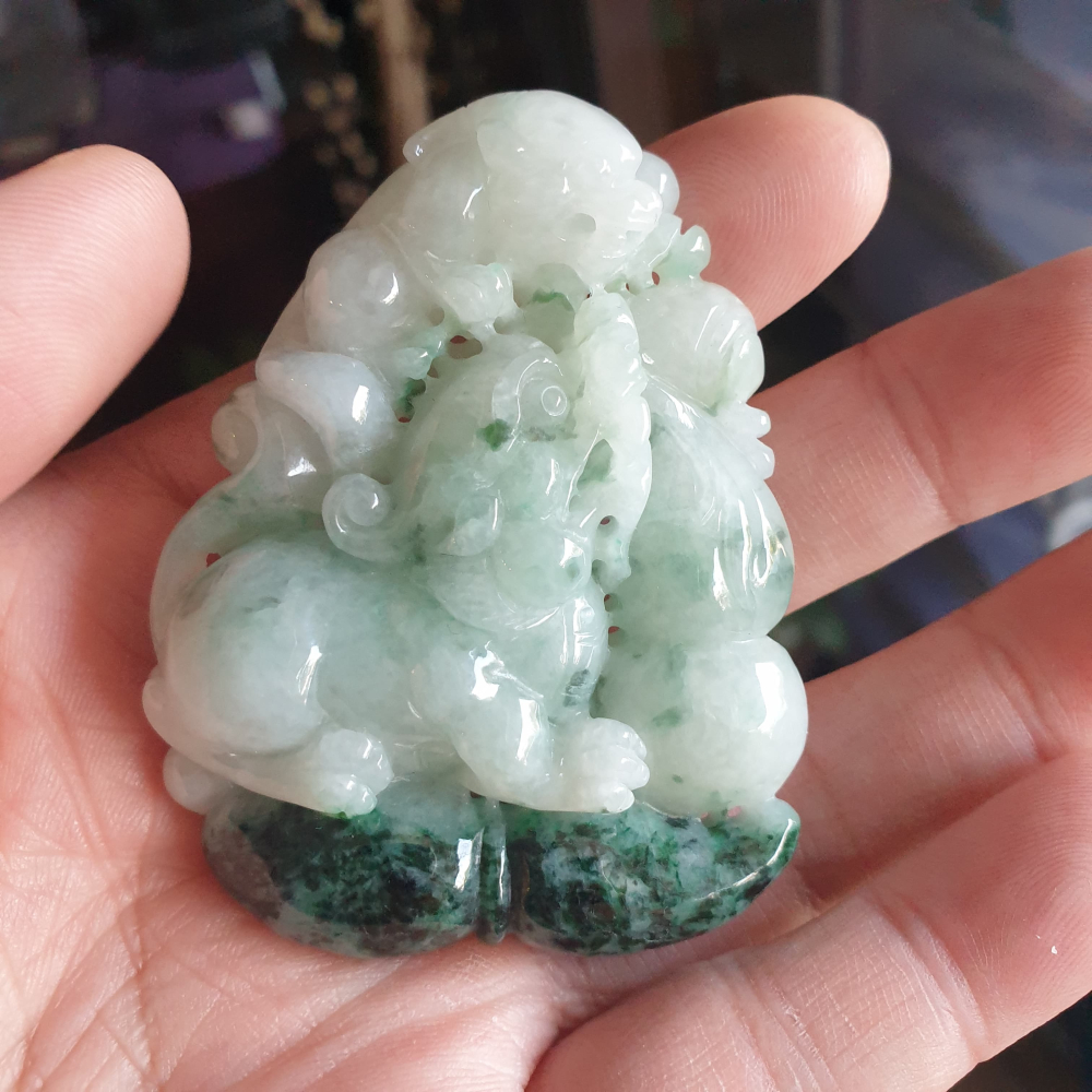 逸品軒~天然緬甸玉A貨-R2109-細糯飄花子母貔貅墜子 長64.7mm寬50mm厚16.2mm 雙面精雕，雕工精細。-細節圖7