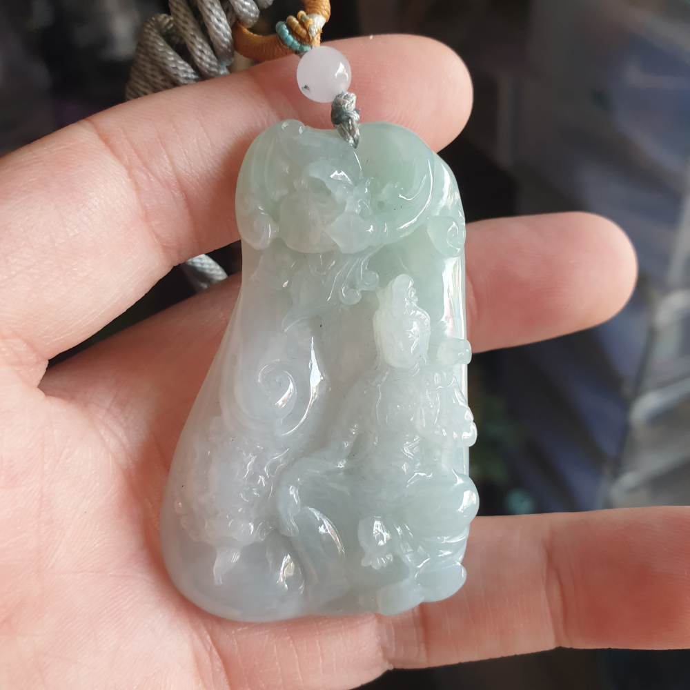 逸品軒~天然緬甸玉A貨-R2112-細糯文殊菩薩墜子 長57.1mm寬35.6mm厚10.7mm 玉質細膩，雕工立體，顏-細節圖4