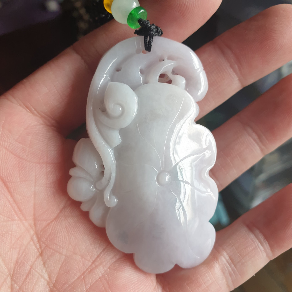 逸品軒~天然緬甸玉A貨-R2129-紫羅蘭蜻蜓荷葉墜子 長65mm寬39.9mm厚14.5mm 水頭好，玉質細膩。-細節圖4