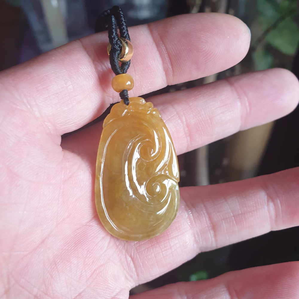 逸品軒~天然緬甸玉A貨-R2130-冰糯蜜糖黃翡如意墜子 長37.2mm寬21.8mm厚5.8mm 水頭好。滿黃-細節圖2