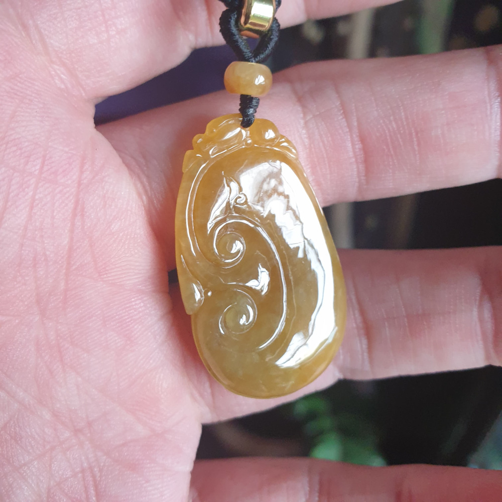 逸品軒~天然緬甸玉A貨-R2130-冰糯蜜糖黃翡如意墜子 長37.2mm寬21.8mm厚5.8mm 水頭好。滿黃-細節圖4