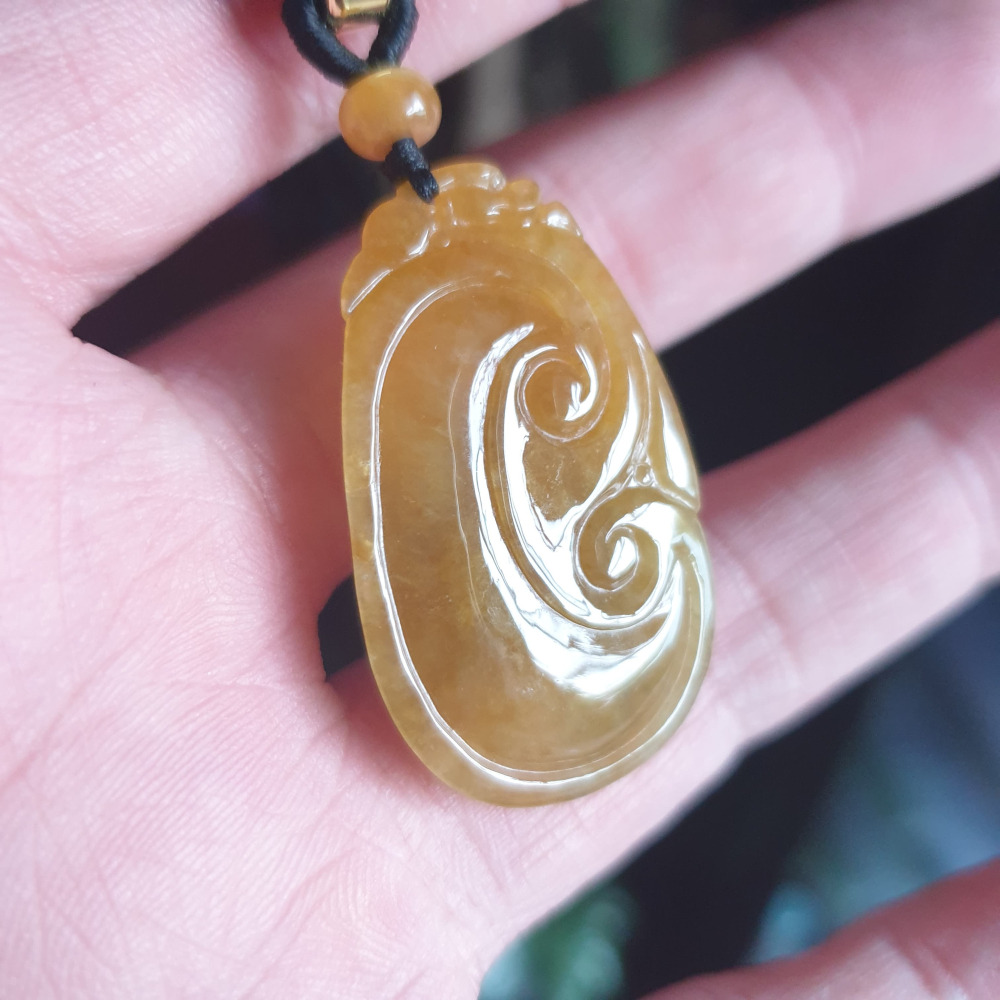 逸品軒~天然緬甸玉A貨-R2130-冰糯蜜糖黃翡如意墜子 長37.2mm寬21.8mm厚5.8mm 水頭好。滿黃-細節圖5