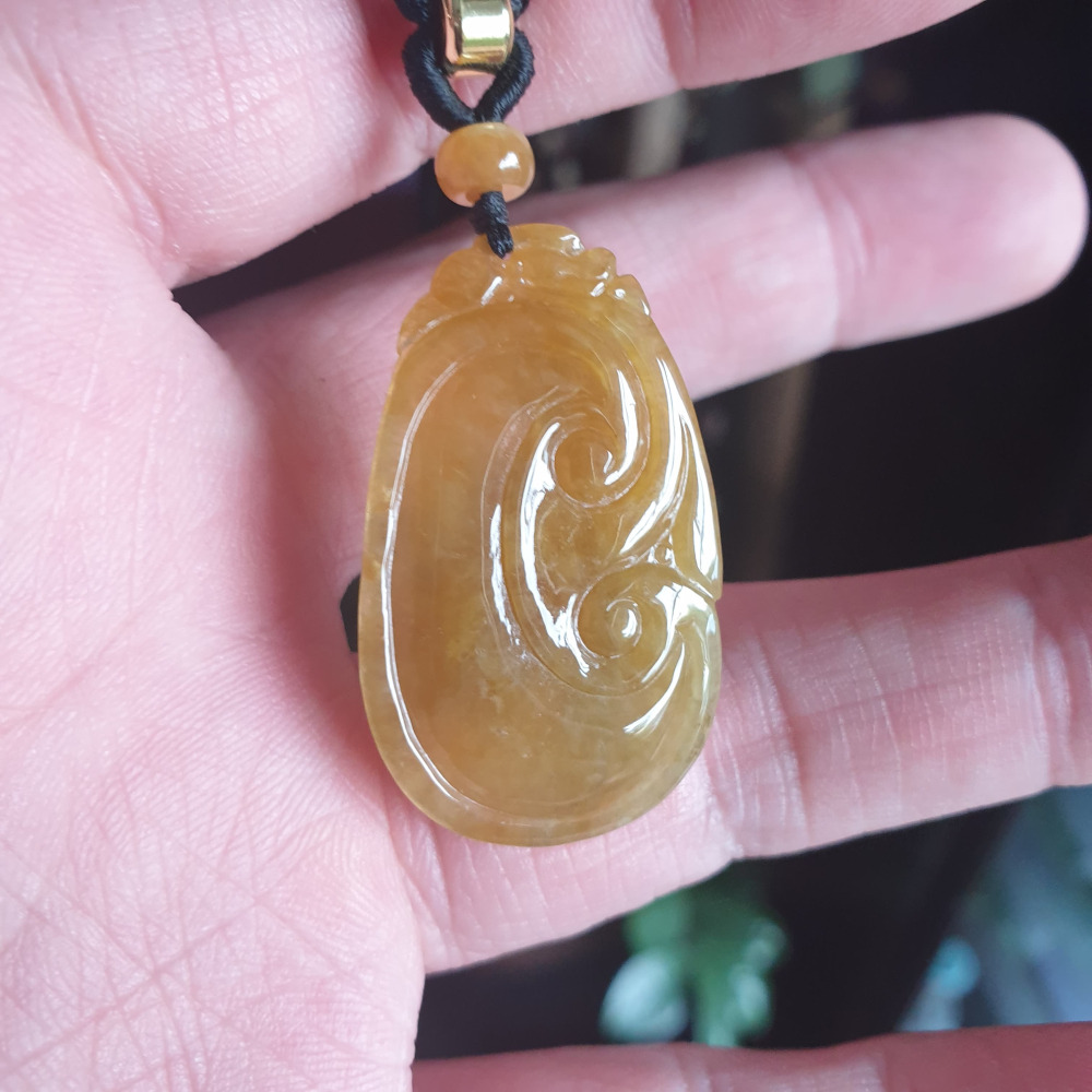 逸品軒~天然緬甸玉A貨-R2130-冰糯蜜糖黃翡如意墜子 長37.2mm寬21.8mm厚5.8mm 水頭好。滿黃-細節圖6