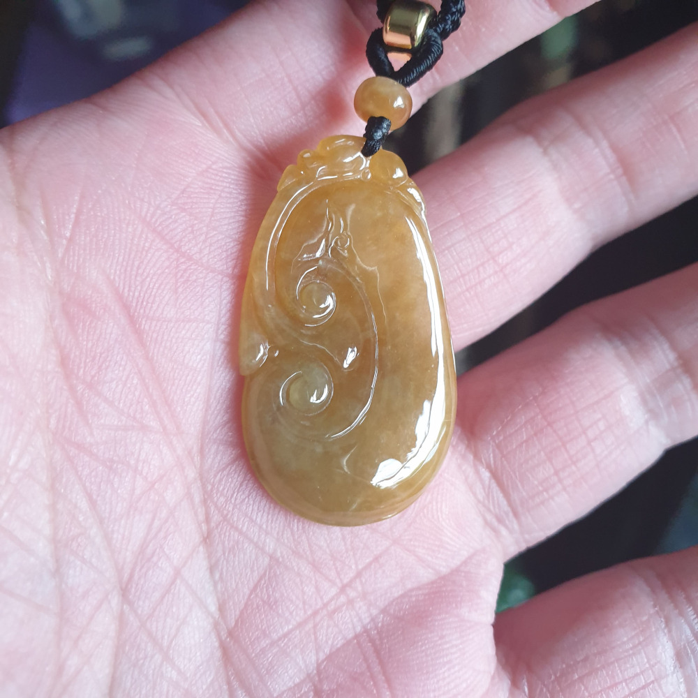逸品軒~天然緬甸玉A貨-R2130-冰糯蜜糖黃翡如意墜子 長37.2mm寬21.8mm厚5.8mm 水頭好。滿黃-細節圖7