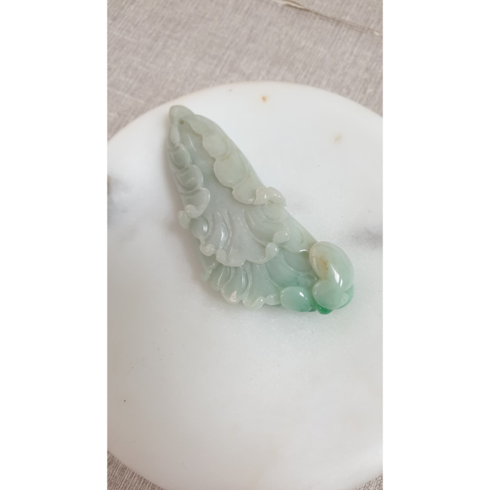 逸品軒～天然緬甸玉A貨-Z6271-白底青白菜墜子  長68.5mm寬33.1mm厚10.8mm  💰特價1800元-細節圖3