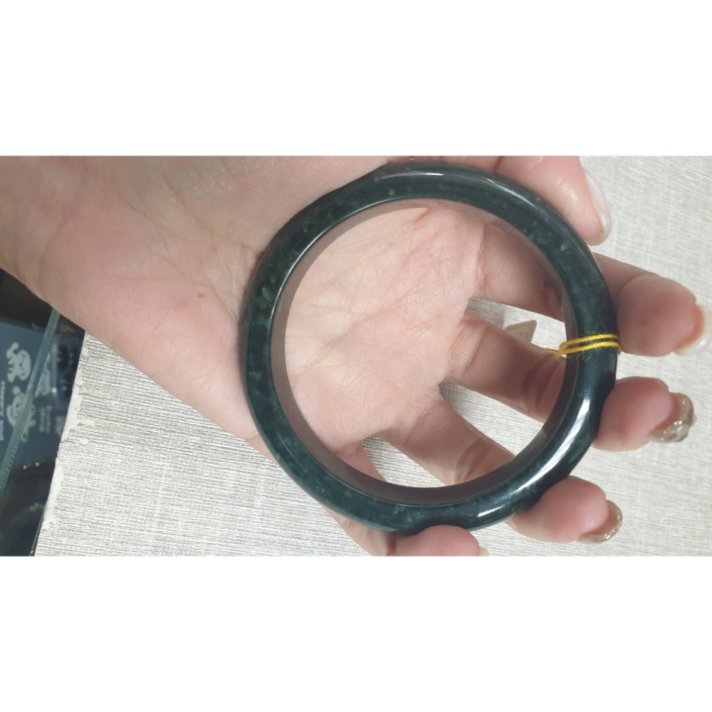 逸品軒～天然翡翠A貨-B1229-瓜料玉鐲  寬12.1mm厚8.4mm內徑58.3mm18.5圍-細節圖2