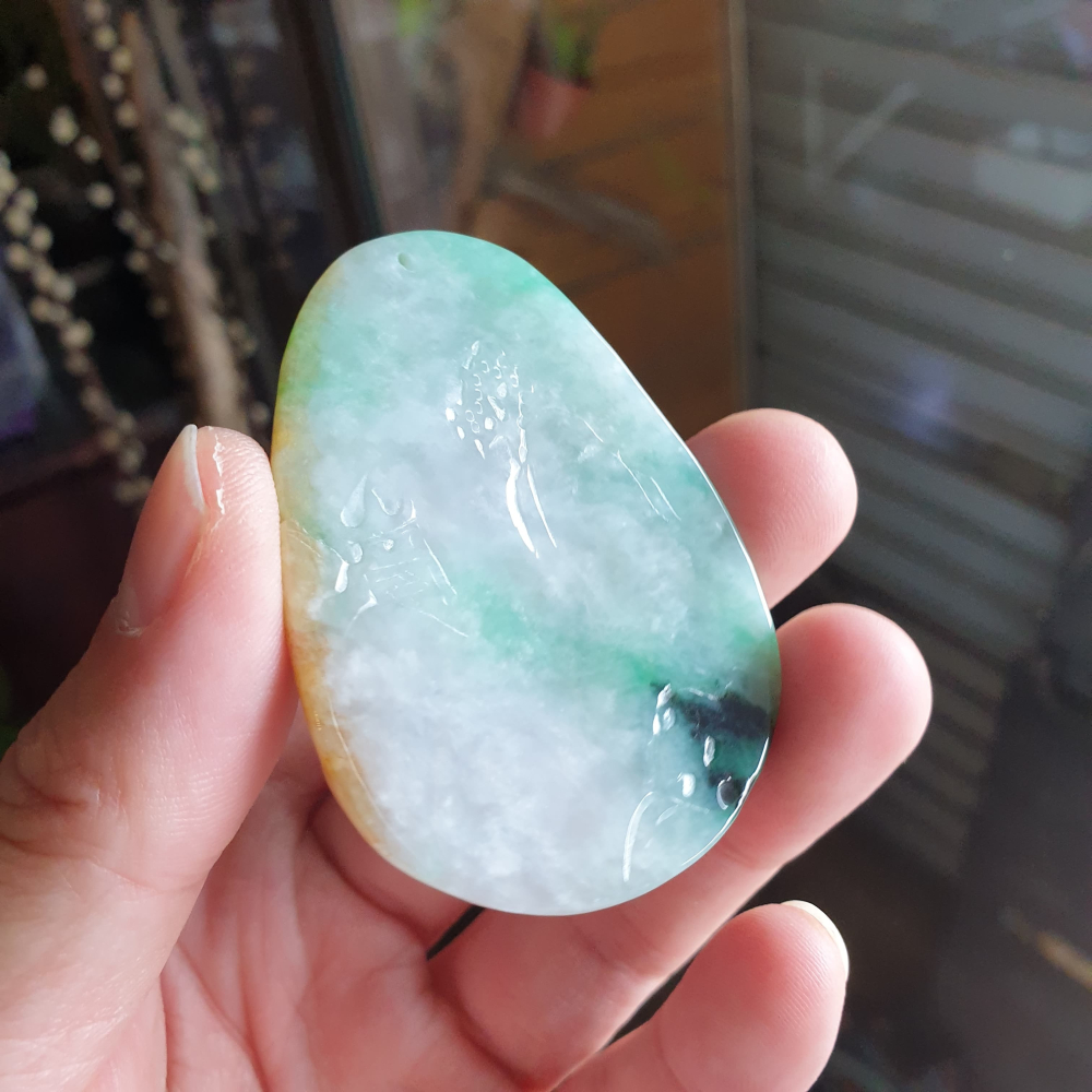 逸品軒~天然緬甸玉A貨-R2150-冰糯三彩山水貴人墜子 長59.4mm寬42mm厚5.6mm 水頭好，玉質細膩-細節圖2