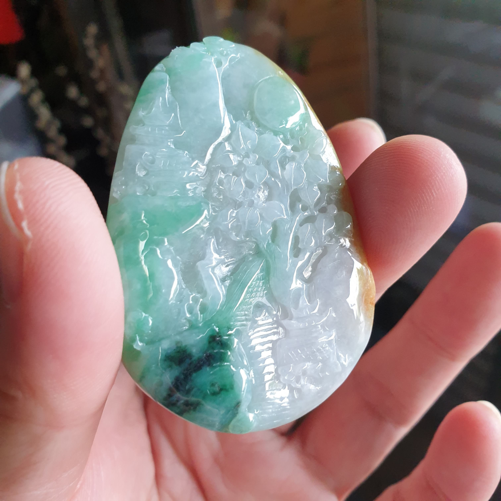 逸品軒~天然緬甸玉A貨-R2150-冰糯三彩山水貴人墜子 長59.4mm寬42mm厚5.6mm 水頭好，玉質細膩-細節圖3