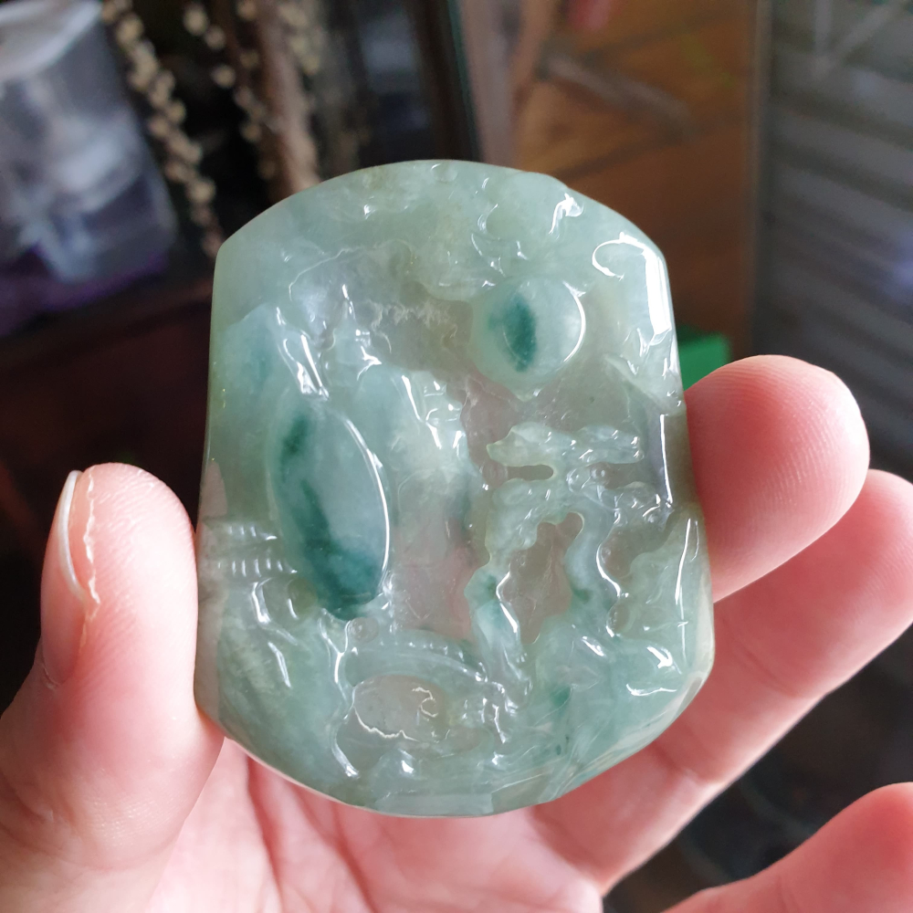 逸品軒~天然緬甸玉A貨-R2154-冰細糯飄花山水墜子 長56.6mm寬46.4mm厚6.5mm 玉質細膩，水頭好-細節圖3