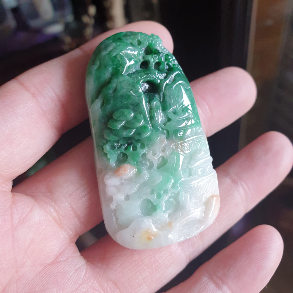 逸品軒~天然緬甸玉A貨-R2156-飄花帶灑金山水貴人墜子 55.7mm寬31.1mm厚10mm 顏色漂亮有特色。-細節圖3