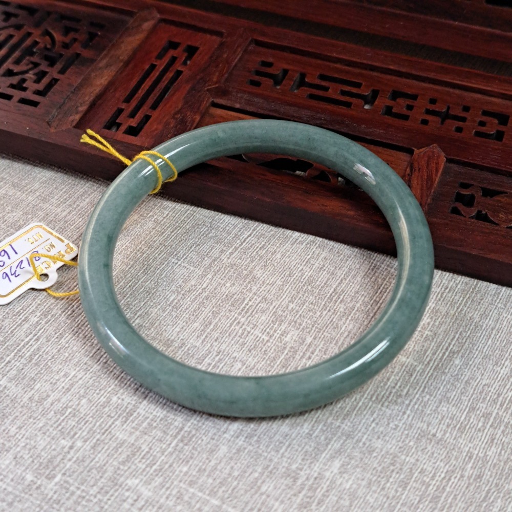 逸品軒~天然翡翠A貨-B1257-瓜料細圓骨鐲  寬厚7.2mm內徑57.3mm  18.4圍  💰特價1680元-細節圖2