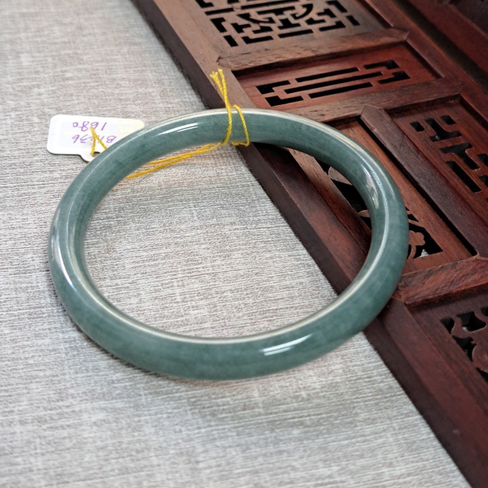 逸品軒~天然翡翠A貨-B1257-瓜料細圓骨鐲  寬厚7.2mm內徑57.3mm  18.4圍  💰特價1680元-細節圖3