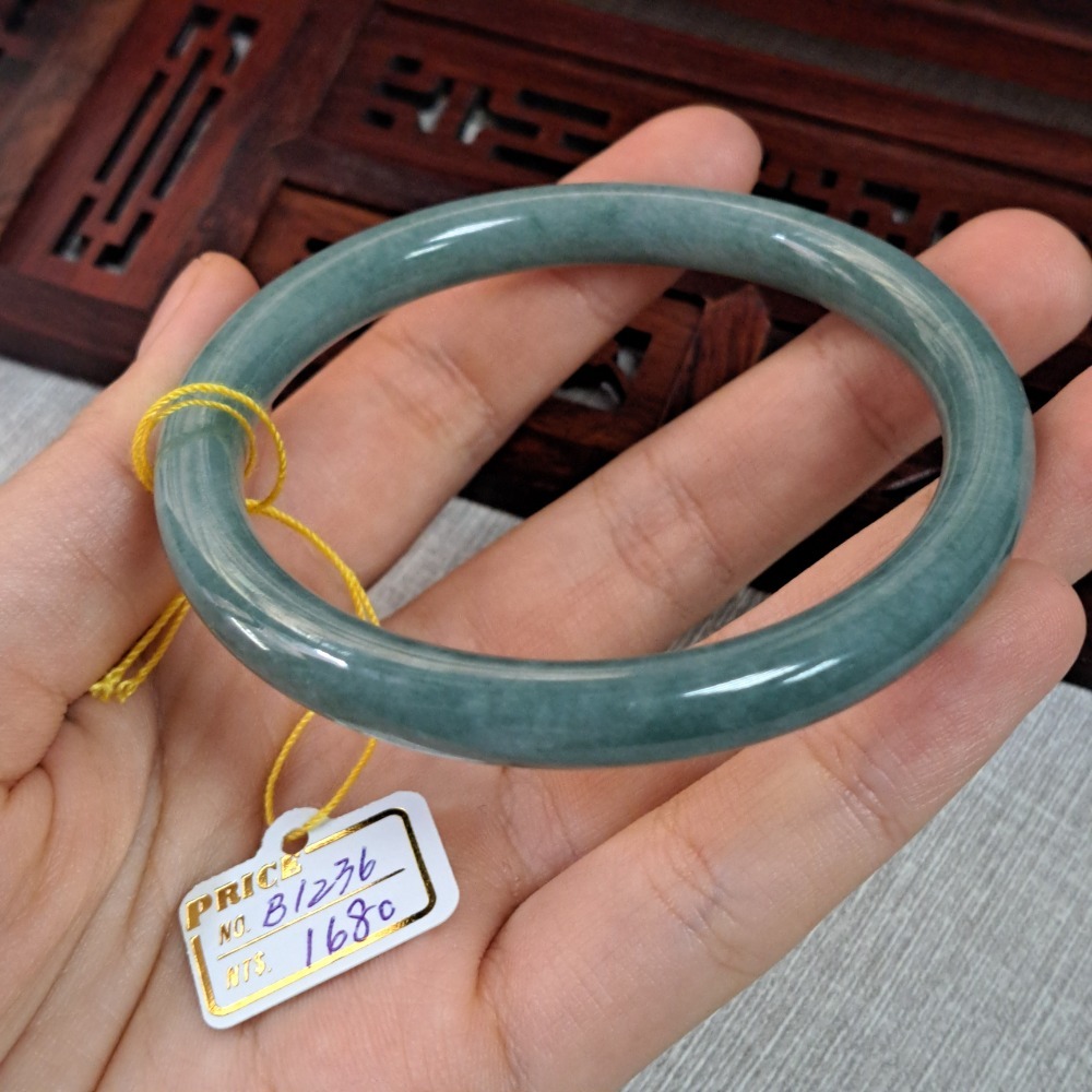 逸品軒~天然翡翠A貨-B1257-瓜料細圓骨鐲  寬厚7.2mm內徑57.3mm  18.4圍  💰特價1680元-細節圖4