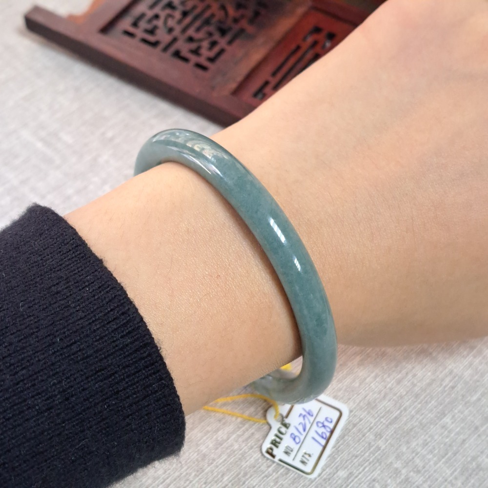 逸品軒~天然翡翠A貨-B1257-瓜料細圓骨鐲  寬厚7.2mm內徑57.3mm  18.4圍  💰特價1680元-細節圖5