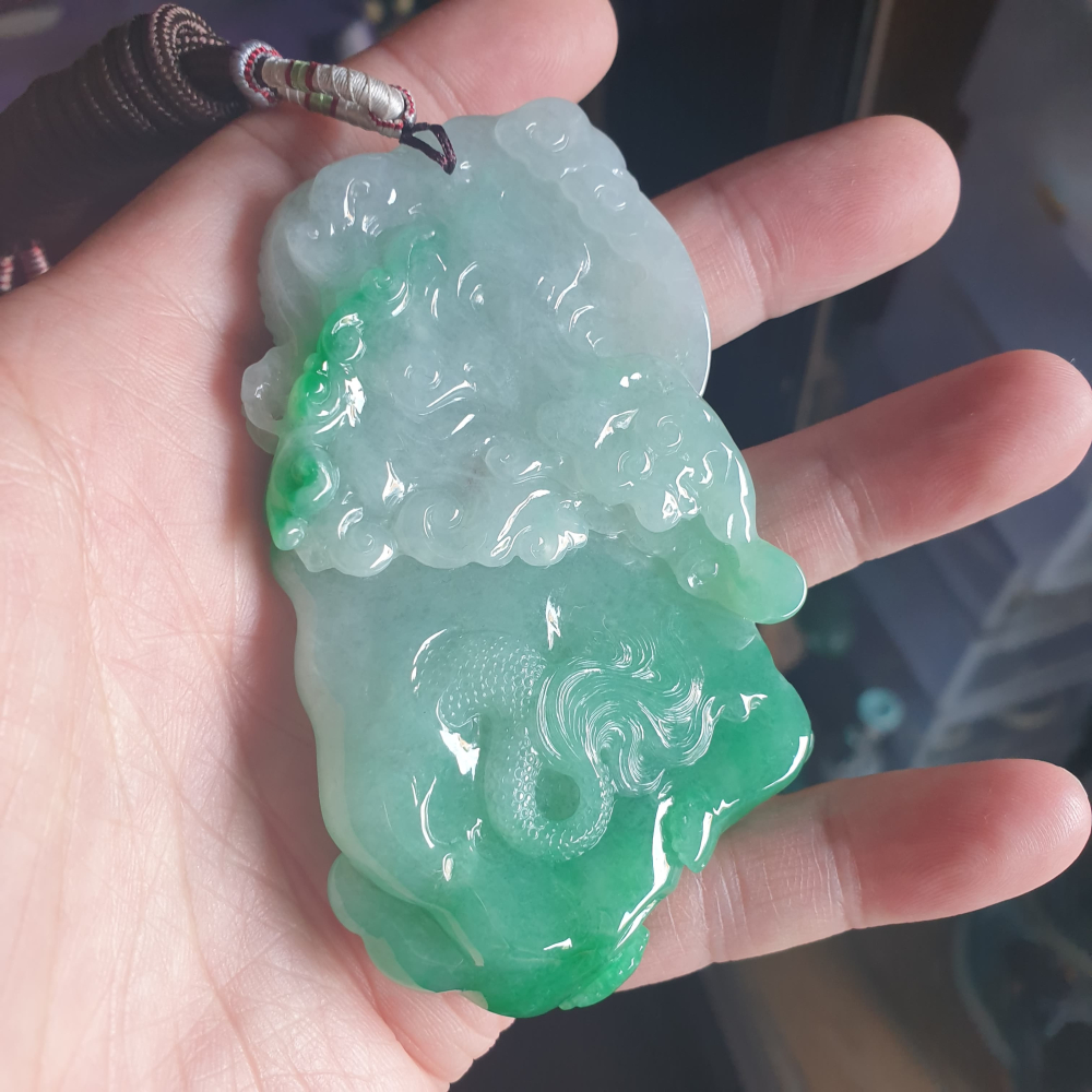 逸品軒~天然緬甸玉A貨-R0001-冰細糯陽綠乘龍觀音墜子(附亞瑟證書) 長91.5mm寬53.7mm厚12.3mm-細節圖2