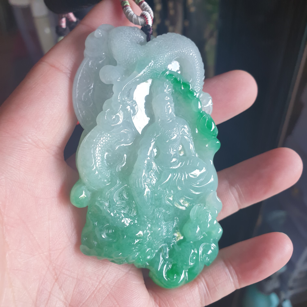 逸品軒~天然緬甸玉A貨-R0001-冰細糯陽綠乘龍觀音墜子(附亞瑟證書) 長91.5mm寬53.7mm厚12.3mm-細節圖3