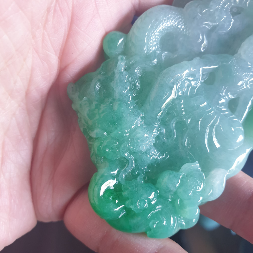 逸品軒~天然緬甸玉A貨-R0001-冰細糯陽綠乘龍觀音墜子(附亞瑟證書) 長91.5mm寬53.7mm厚12.3mm-細節圖4