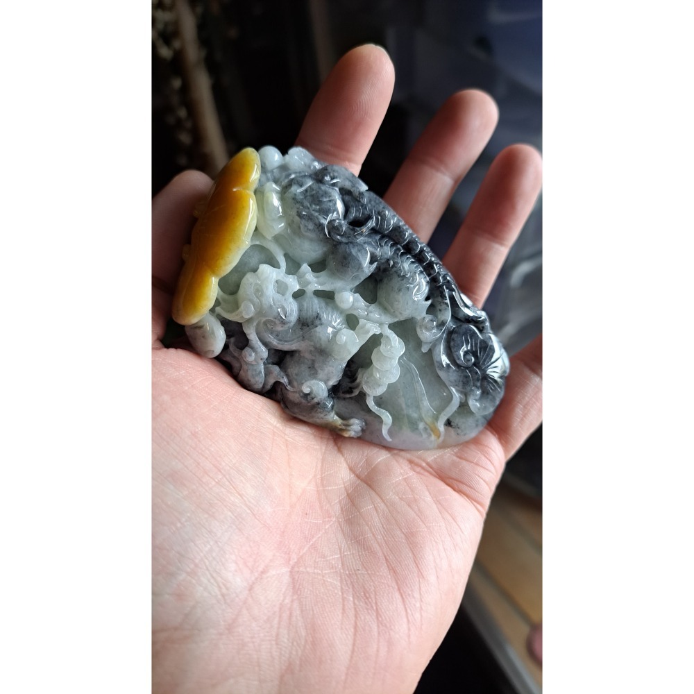 逸品軒~天然緬甸玉A貨-R2170-黃翡烏雞雙麒麟墜子/手把件 長73.7mm寬48.4mm厚17mm 手工精雕，顏色特-細節圖2