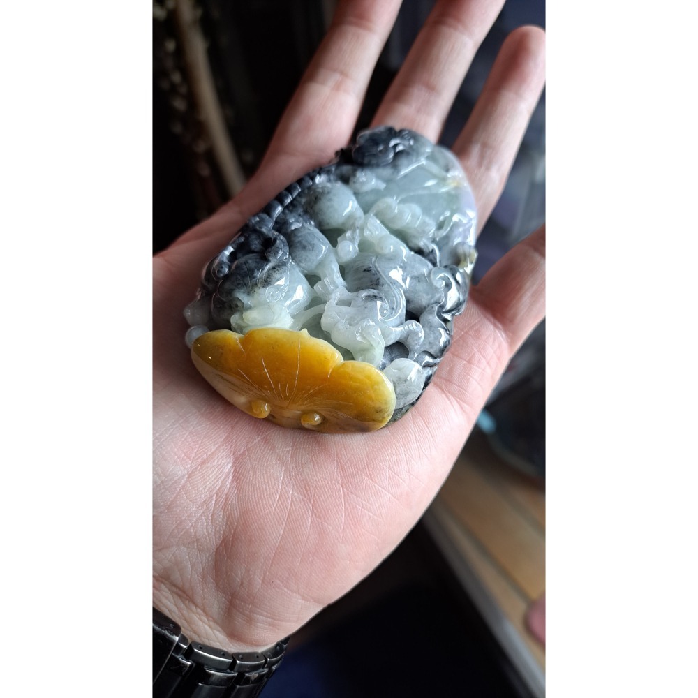 逸品軒~天然緬甸玉A貨-R2170-黃翡烏雞雙麒麟墜子/手把件 長73.7mm寬48.4mm厚17mm 手工精雕，顏色特-細節圖3