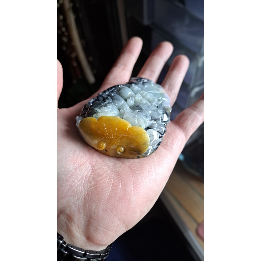 逸品軒~天然緬甸玉A貨-R2170-黃翡烏雞雙麒麟墜子/手把件 長73.7mm寬48.4mm厚17mm 手工精雕，顏色特-細節圖4