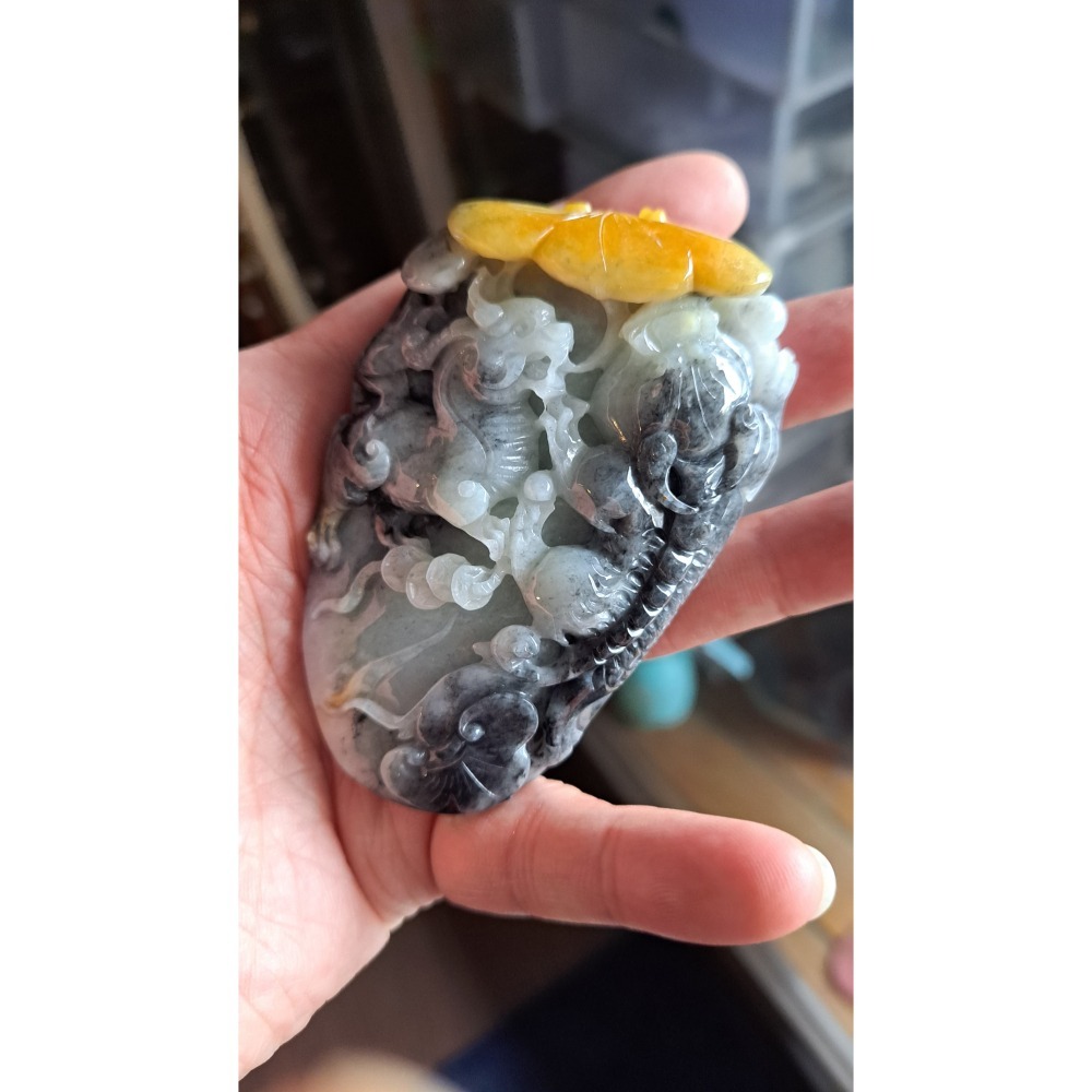 逸品軒~天然緬甸玉A貨-R2170-黃翡烏雞雙麒麟墜子/手把件 長73.7mm寬48.4mm厚17mm 手工精雕，顏色特-細節圖7