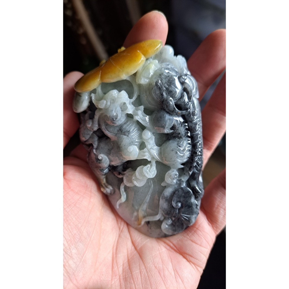 逸品軒~天然緬甸玉A貨-R2170-黃翡烏雞雙麒麟墜子/手把件 長73.7mm寬48.4mm厚17mm 手工精雕，顏色特-細節圖8