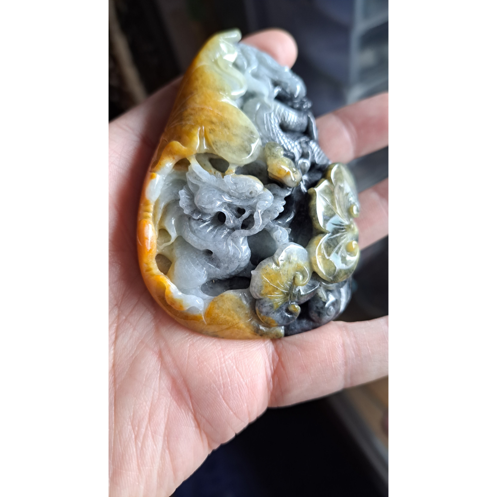 逸品軒~天然緬甸玉A貨-R2174-黃翡帶烏雞雙龍如意墜子/手把件 長77.5mm寬43.1mm厚28.8mm 手工精雕-細節圖2