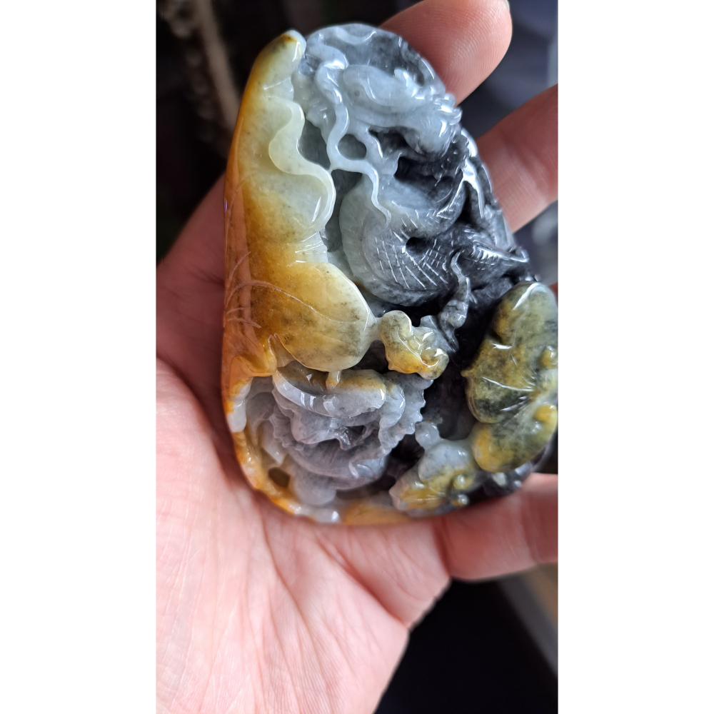 逸品軒~天然緬甸玉A貨-R2174-黃翡帶烏雞雙龍如意墜子/手把件 長77.5mm寬43.1mm厚28.8mm 手工精雕-細節圖3