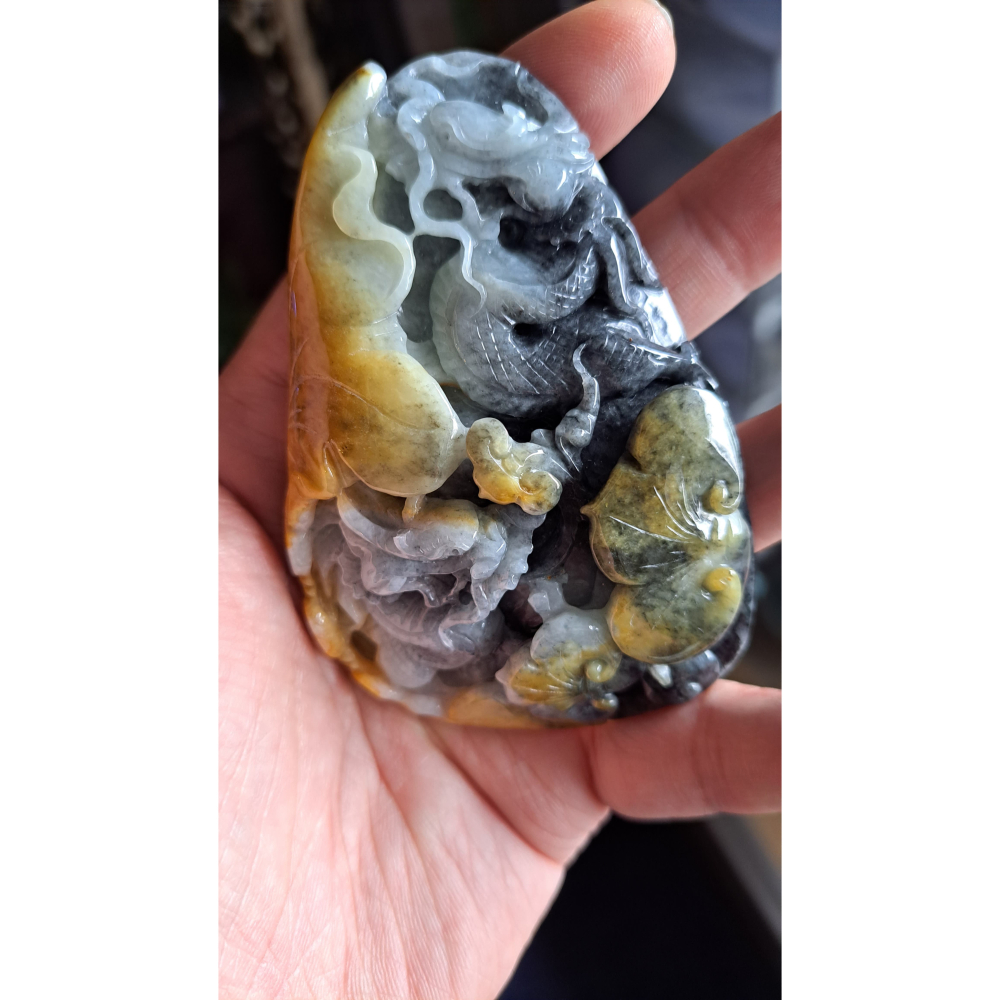 逸品軒~天然緬甸玉A貨-R2174-黃翡帶烏雞雙龍如意墜子/手把件 長77.5mm寬43.1mm厚28.8mm 手工精雕-細節圖4