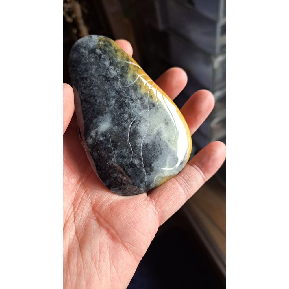 逸品軒~天然緬甸玉A貨-R2174-黃翡帶烏雞雙龍如意墜子/手把件 長77.5mm寬43.1mm厚28.8mm 手工精雕-細節圖5