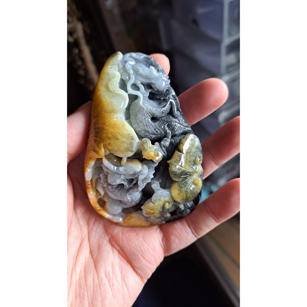 逸品軒~天然緬甸玉A貨-R2174-黃翡帶烏雞雙龍如意墜子/手把件 長77.5mm寬43.1mm厚28.8mm 手工精雕-細節圖6