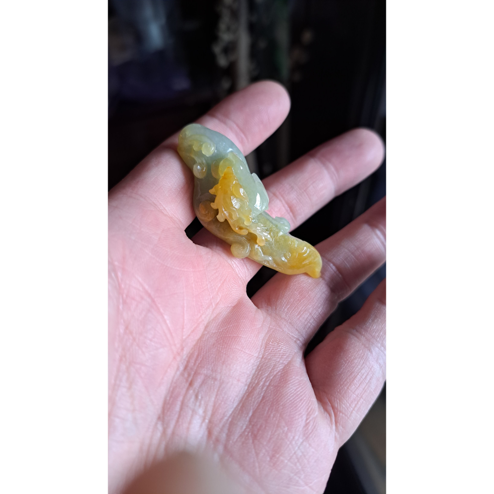 逸品軒~天然緬甸玉A貨-R2202-黃翡隨形墜子 長56.7mm寬23mm厚20mm 糯種，水頭好，顏色漂亮。-細節圖2