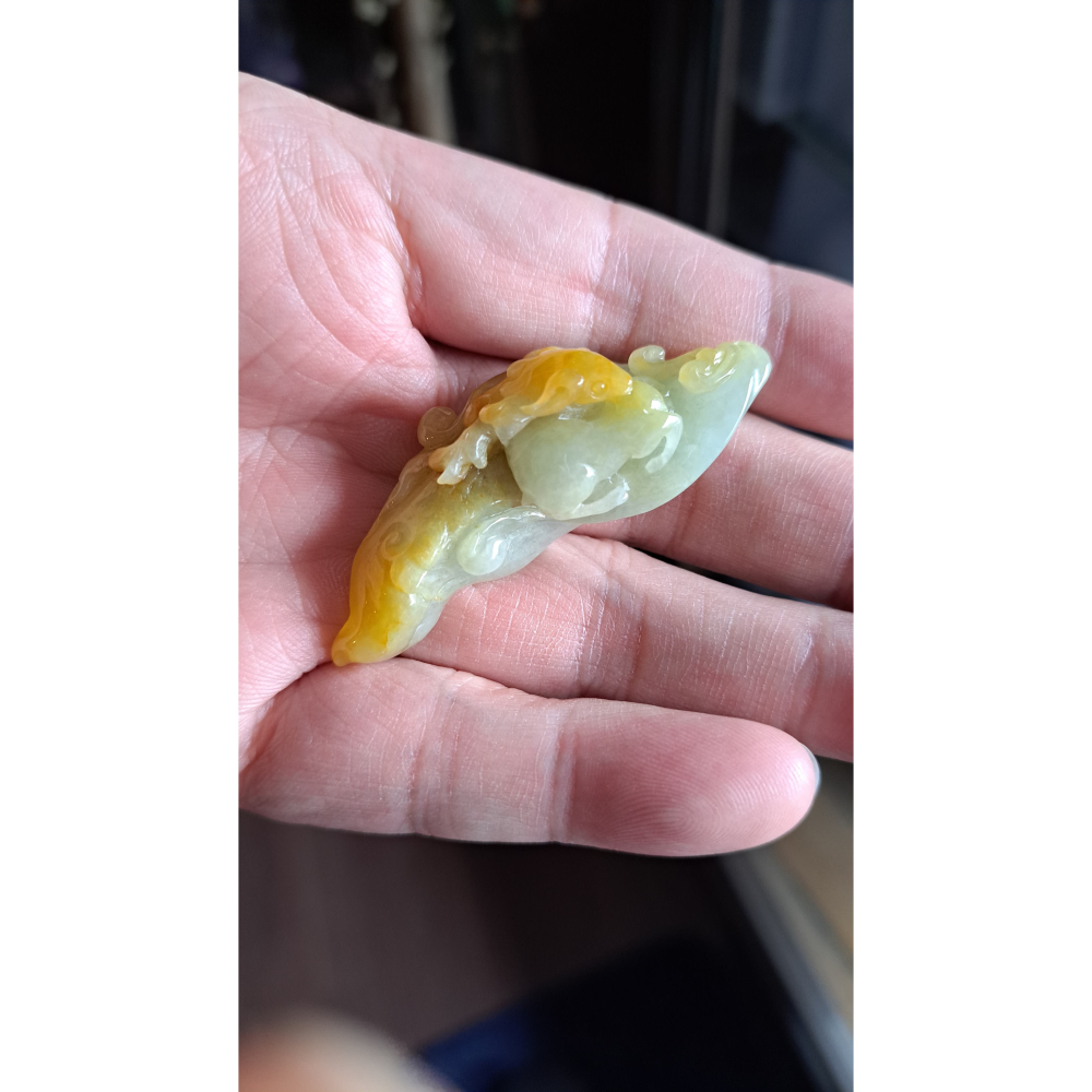 逸品軒~天然緬甸玉A貨-R2202-黃翡隨形墜子 長56.7mm寬23mm厚20mm 糯種，水頭好，顏色漂亮。-細節圖3