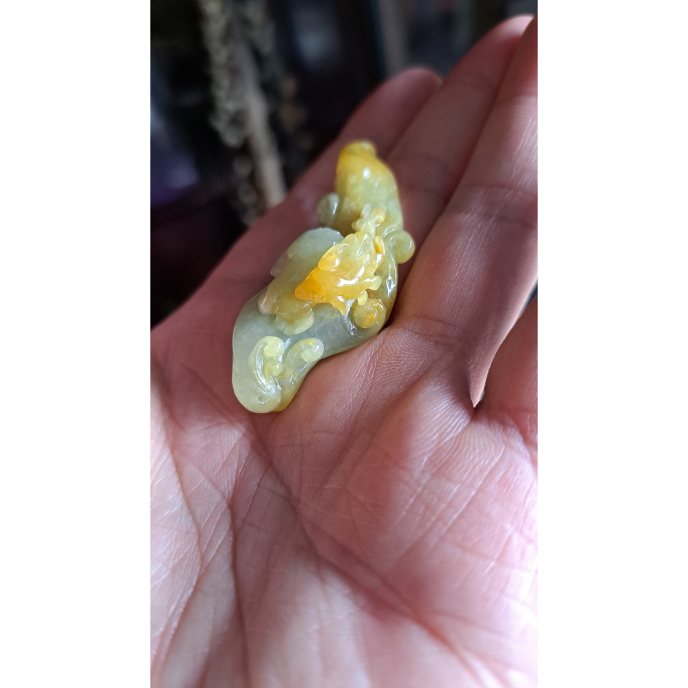 逸品軒~天然緬甸玉A貨-R2202-黃翡隨形墜子 長56.7mm寬23mm厚20mm 糯種，水頭好，顏色漂亮。-細節圖4