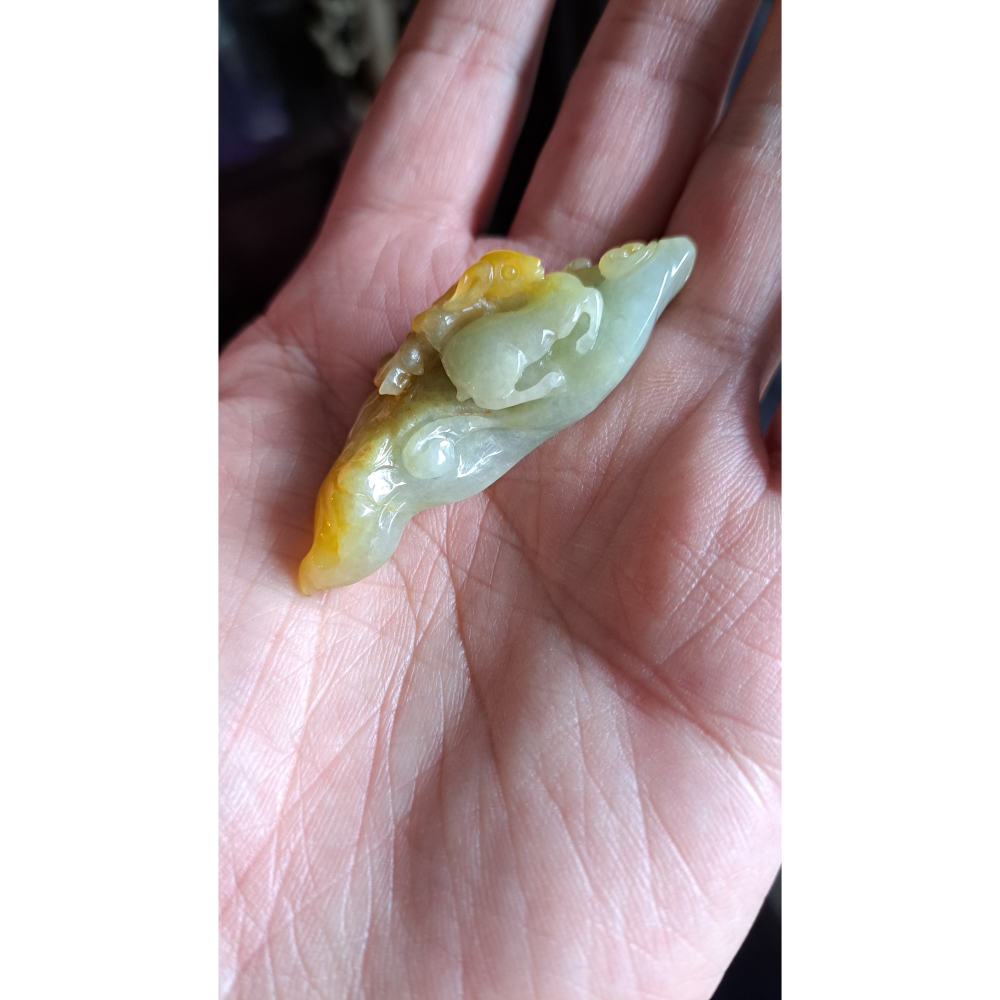 逸品軒~天然緬甸玉A貨-R2202-黃翡隨形墜子 長56.7mm寬23mm厚20mm 糯種，水頭好，顏色漂亮。-細節圖5
