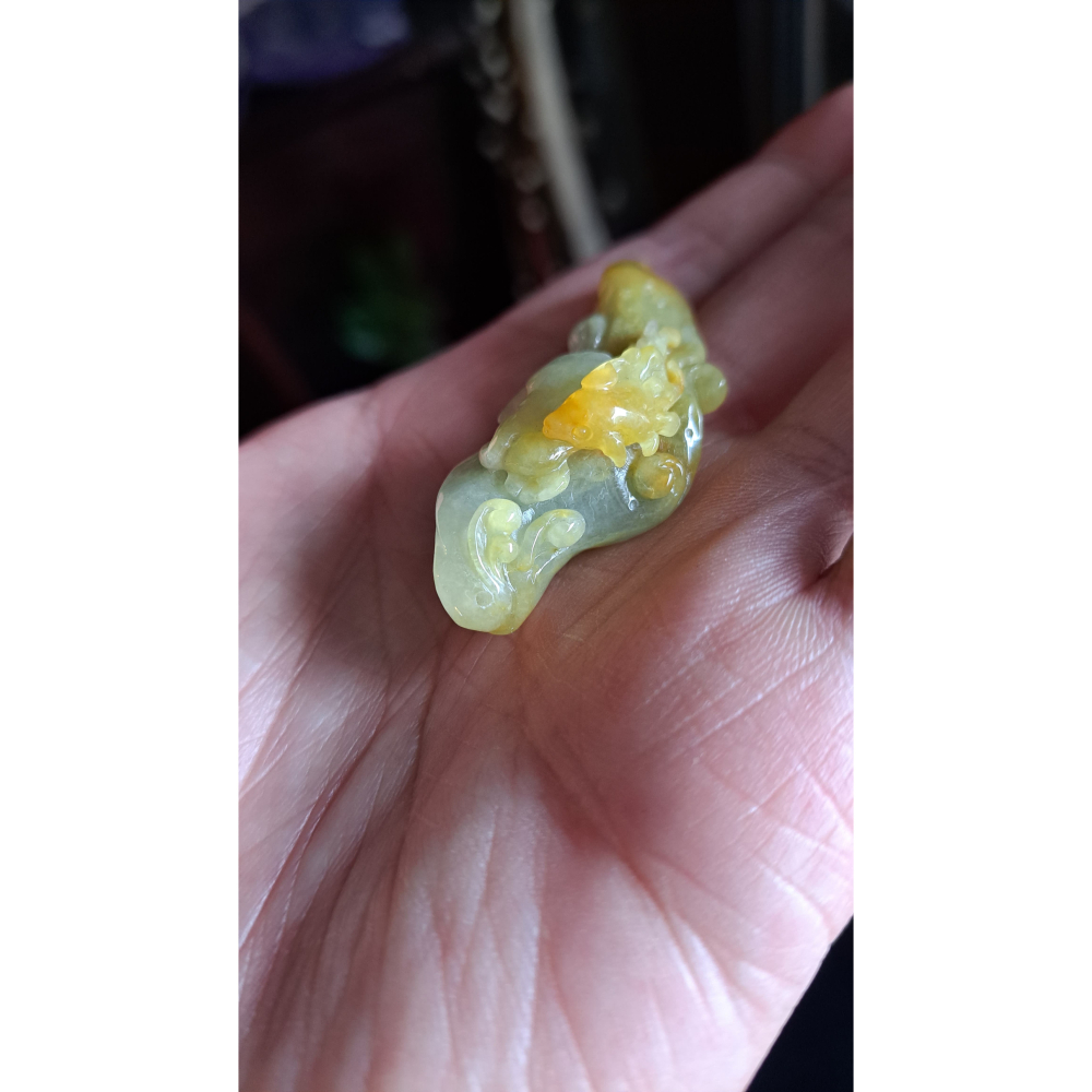逸品軒~天然緬甸玉A貨-R2202-黃翡隨形墜子 長56.7mm寬23mm厚20mm 糯種，水頭好，顏色漂亮。-細節圖6