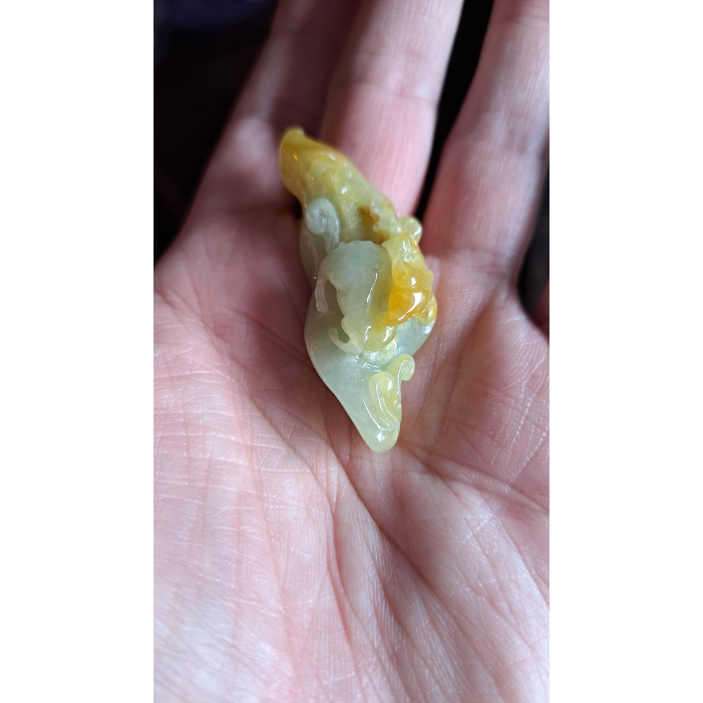 逸品軒~天然緬甸玉A貨-R2202-黃翡隨形墜子 長56.7mm寬23mm厚20mm 糯種，水頭好，顏色漂亮。-細節圖7
