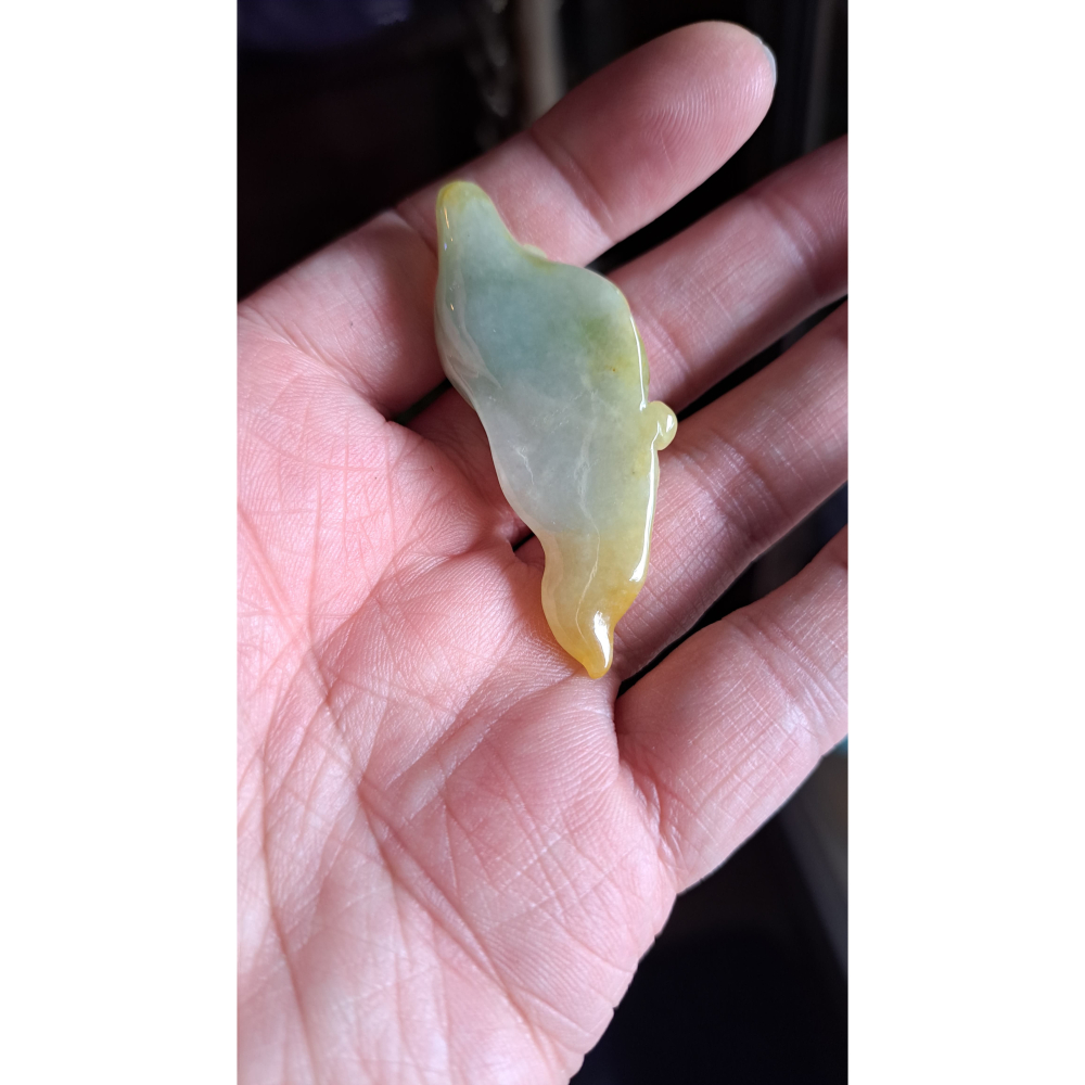 逸品軒~天然緬甸玉A貨-R2202-黃翡隨形墜子 長56.7mm寬23mm厚20mm 糯種，水頭好，顏色漂亮。-細節圖8