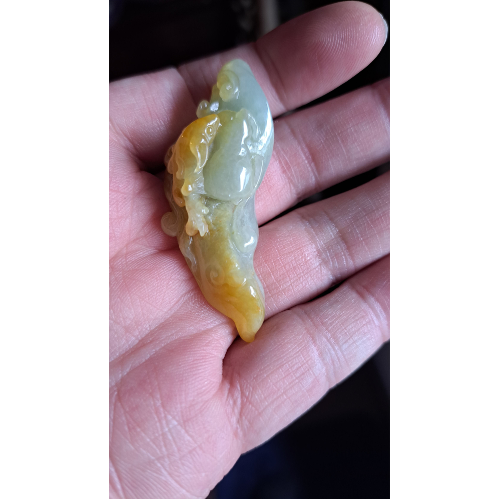 逸品軒~天然緬甸玉A貨-R2202-黃翡隨形墜子 長56.7mm寬23mm厚20mm 糯種，水頭好，顏色漂亮。-細節圖9