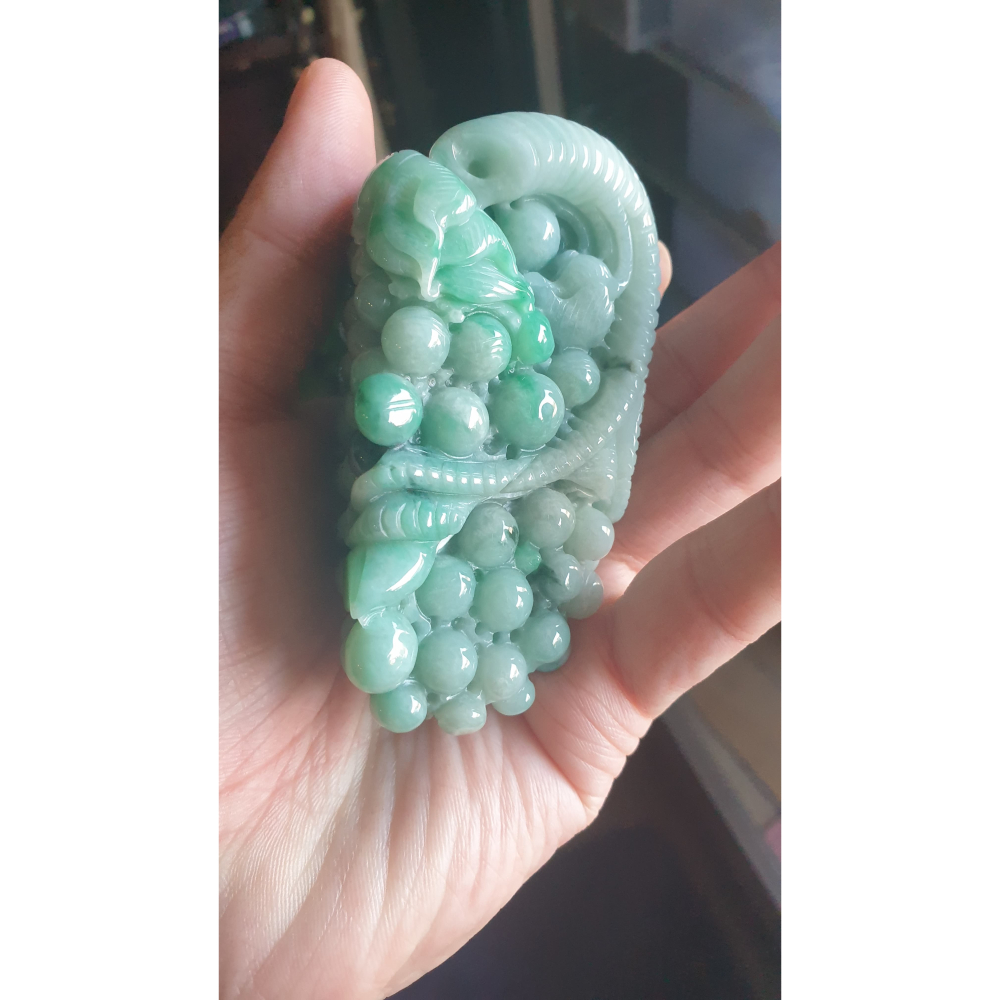 逸品軒～天然緬甸玉A貨-R2215-飄花葡萄手把件 長93.1mm寬54mm厚48mm 顏色漂亮。葡萄有多子多福、人丁興-細節圖4