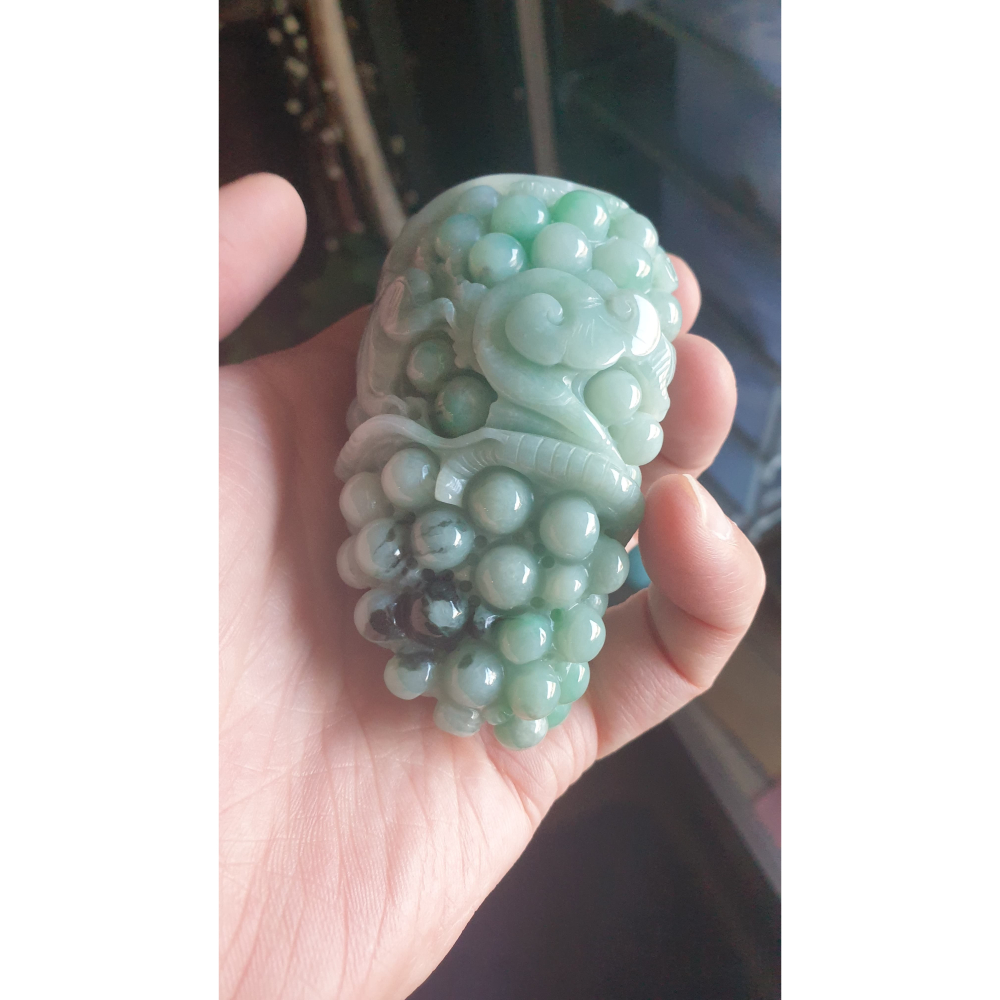 逸品軒～天然緬甸玉A貨-R2215-飄花葡萄手把件 長93.1mm寬54mm厚48mm 顏色漂亮。葡萄有多子多福、人丁興-細節圖6