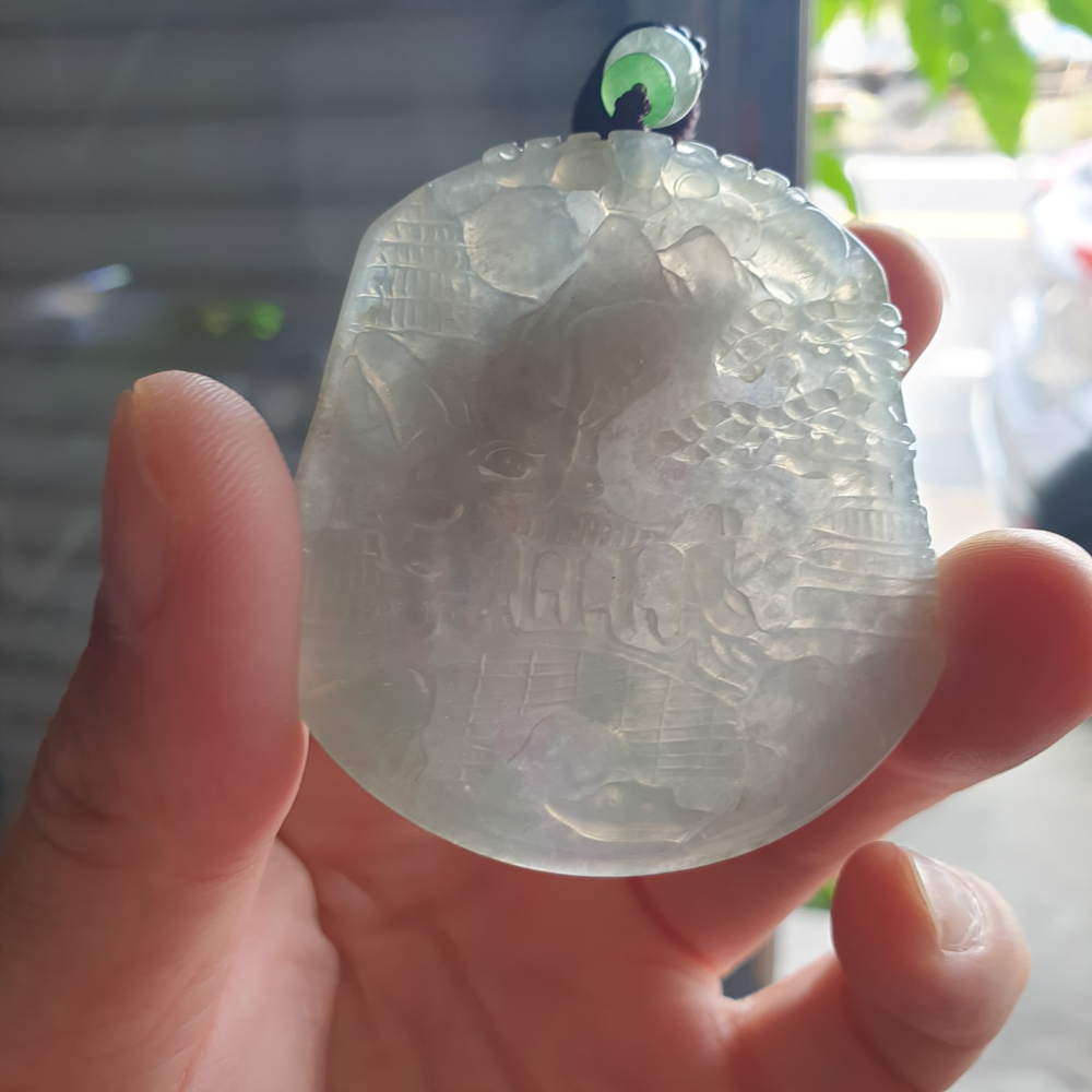 逸品軒~天然緬甸玉A貨-R2225-冰玻種山水貴人墜子(附亞瑟證書) 長55.2mm寬50.9mm厚4.1mm 種水好-細節圖2