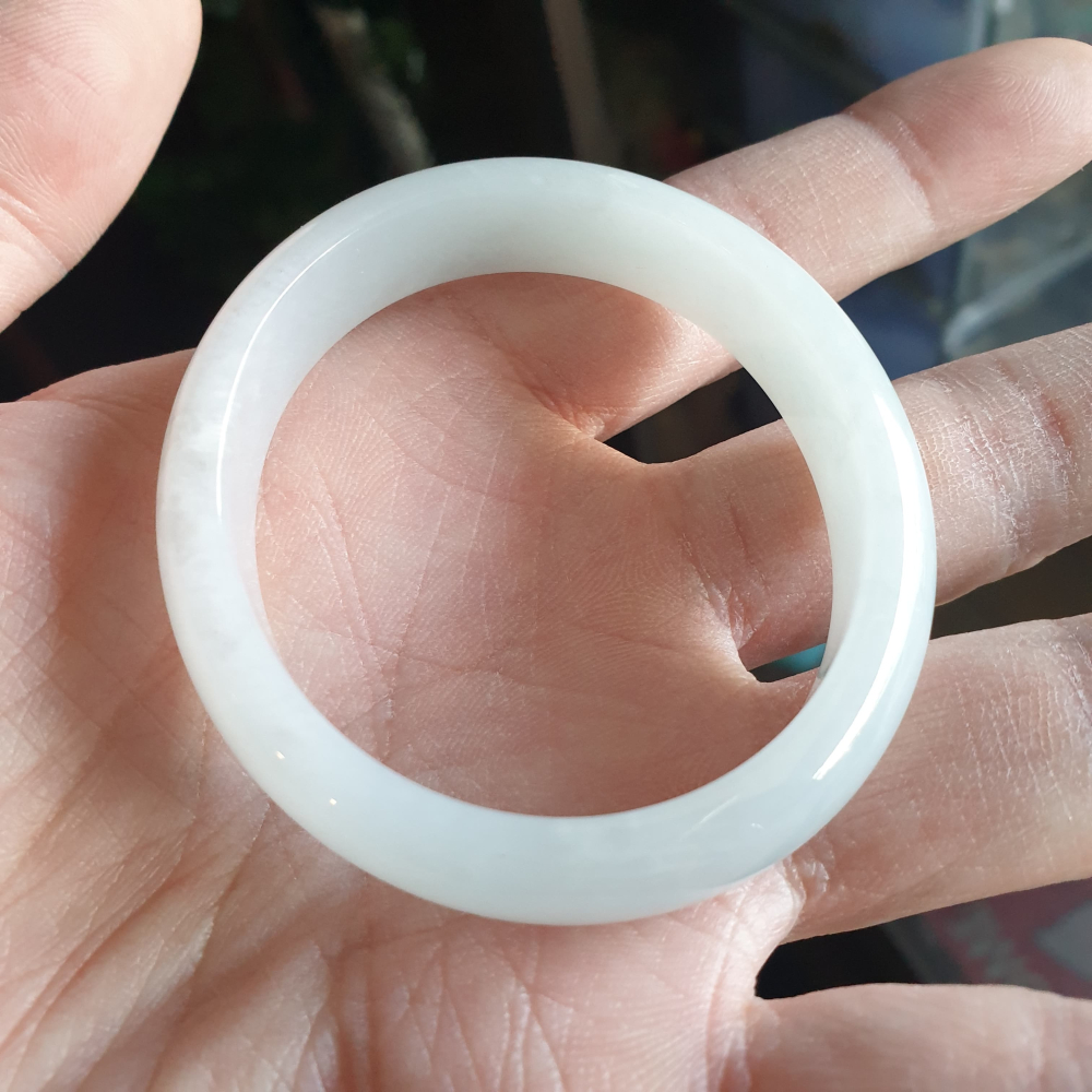 逸品軒~天然緬甸玉A貨-Y732-細糯貴妃鐲 寬12mm厚6.2mm內徑長50.6mm短45.5mm約15.6圍已扣圍-細節圖4