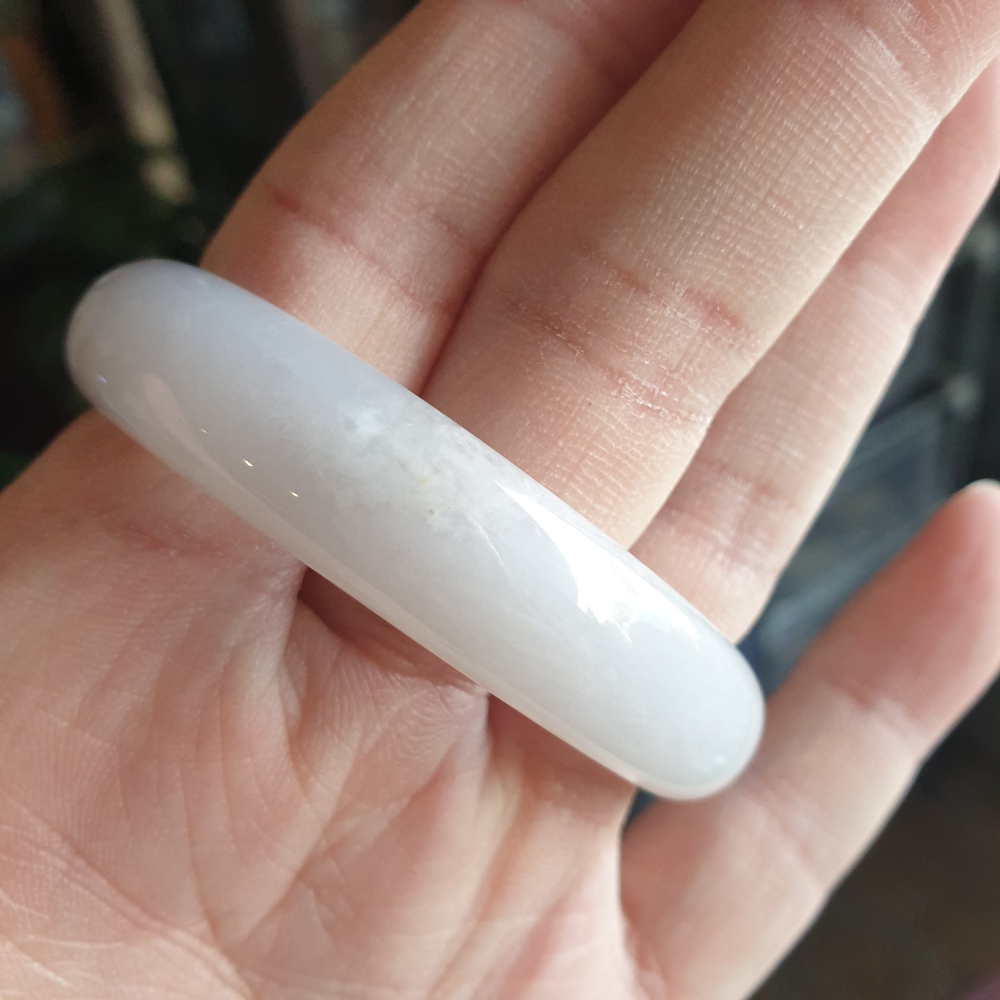 逸品軒~天然緬甸玉A貨-Y732-細糯貴妃鐲 寬12mm厚6.2mm內徑長50.6mm短45.5mm約15.6圍已扣圍-細節圖9