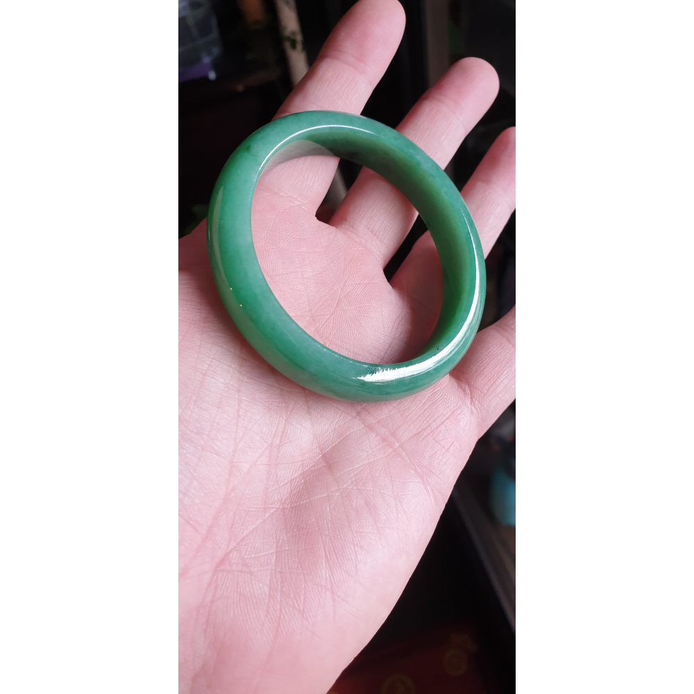逸品軒~天然緬甸玉A貨-Y735-滿綠玉鐲 寬13mm厚8.1mm內徑56mm約17.8圍 無紋無摳，水頭好、聲音清脆-細節圖2