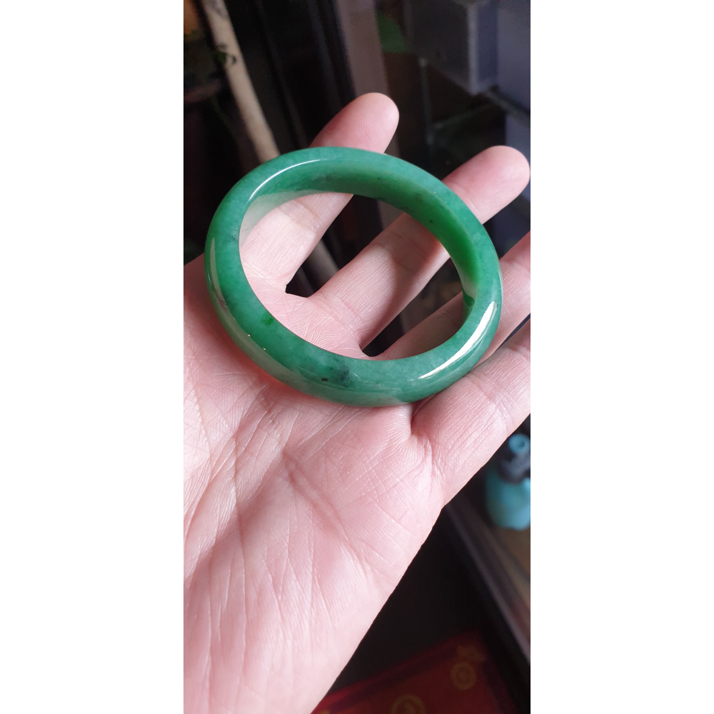 逸品軒~天然緬甸玉A貨-Y735-滿綠玉鐲 寬13mm厚8.1mm內徑56mm約17.8圍 無紋無摳，水頭好、聲音清脆-細節圖3