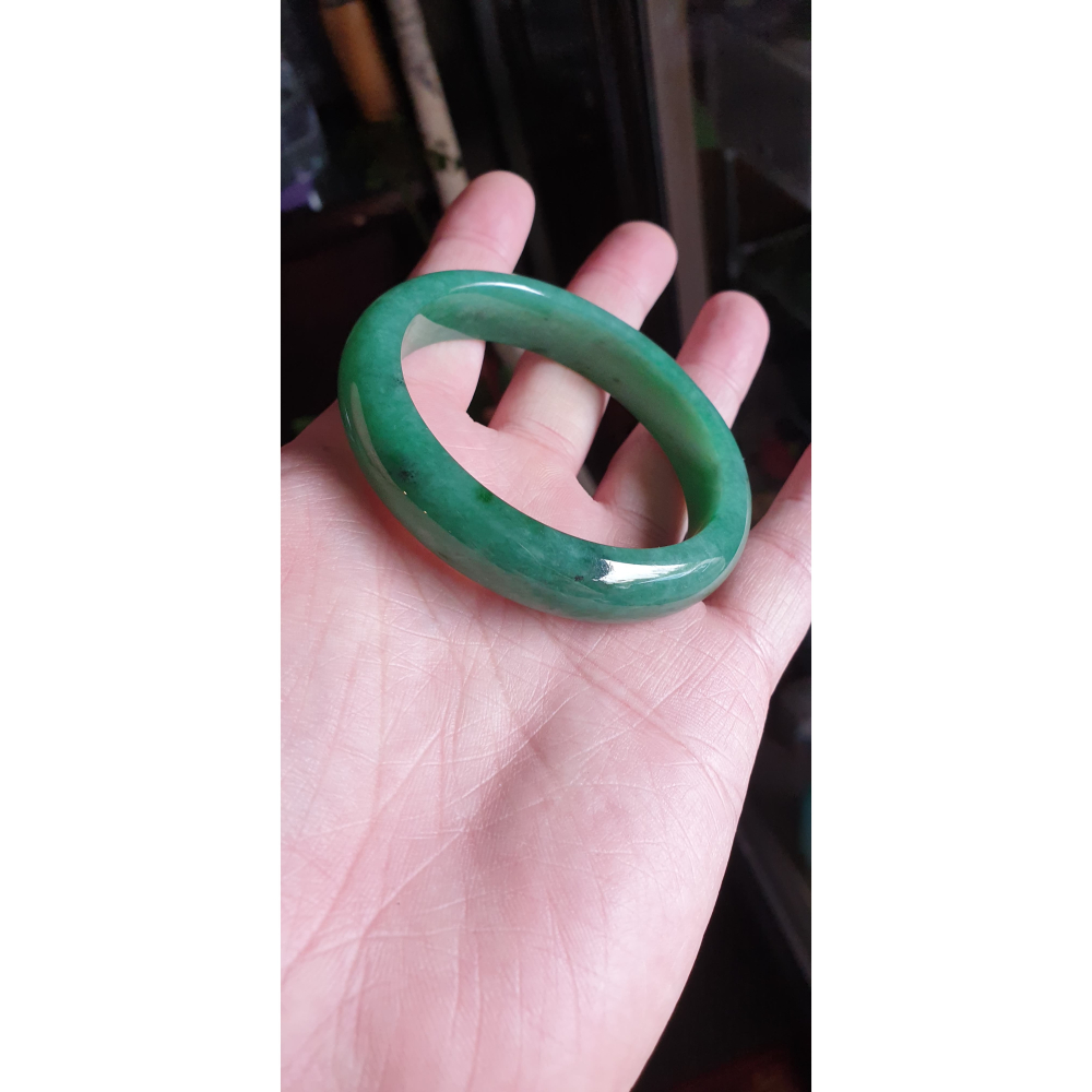 逸品軒~天然緬甸玉A貨-Y735-滿綠玉鐲 寬13mm厚8.1mm內徑56mm約17.8圍 無紋無摳，水頭好、聲音清脆-細節圖5