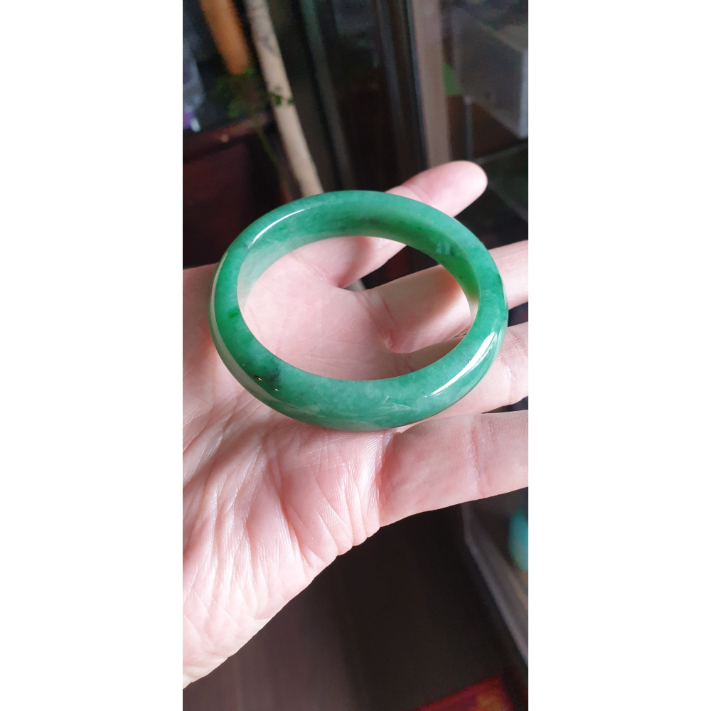 逸品軒~天然緬甸玉A貨-Y735-滿綠玉鐲 寬13mm厚8.1mm內徑56mm約17.8圍 無紋無摳，水頭好、聲音清脆-細節圖6